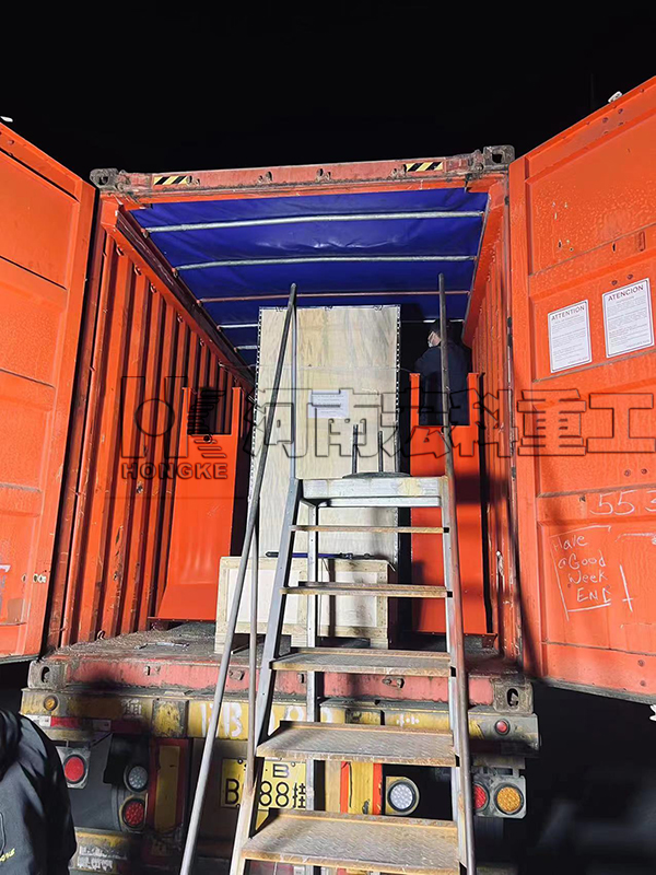 發往阿爾及利亞21個貨柜-3.5米回轉窯裝貨現場